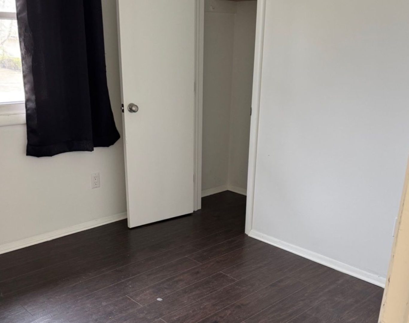 Stay Fresh Cleaning team member providing home cleaning service in Libertyville, IL, highlighting benefits of local pros